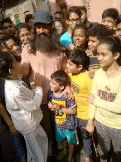 फिल्म 'लाल सिंह चड्ढा' के लुक में आमिर खान पहुंचे कोलकाता , बच्चों के साथ बिताया समय