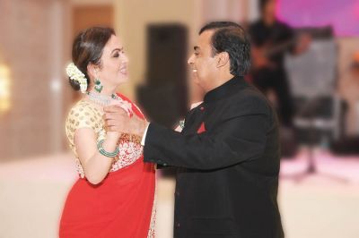 Video : बेटी की शादी में मुकेश और नीता अंबानी ने किया रोमांटिक डांस
