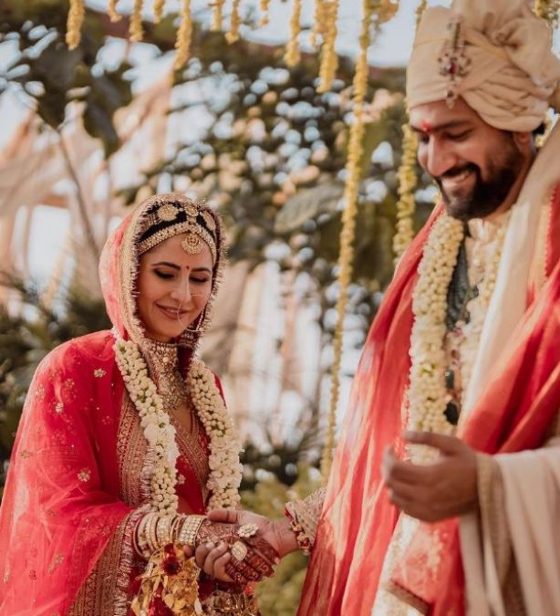 Katrina sitting in Vicky Sang Mandap wearing 8 lakh engagement ring