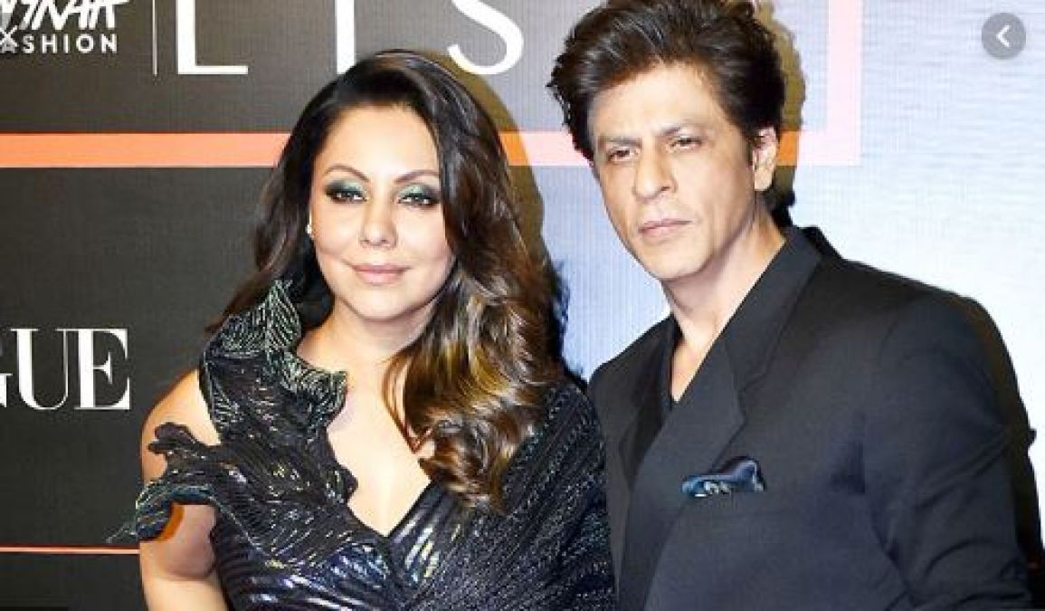 Video: Shahrukh Khan holds wife Gauri's gown in event, fans praised