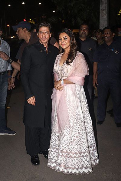 Video: Shahrukh Khan holds wife Gauri's gown in event, fans praised