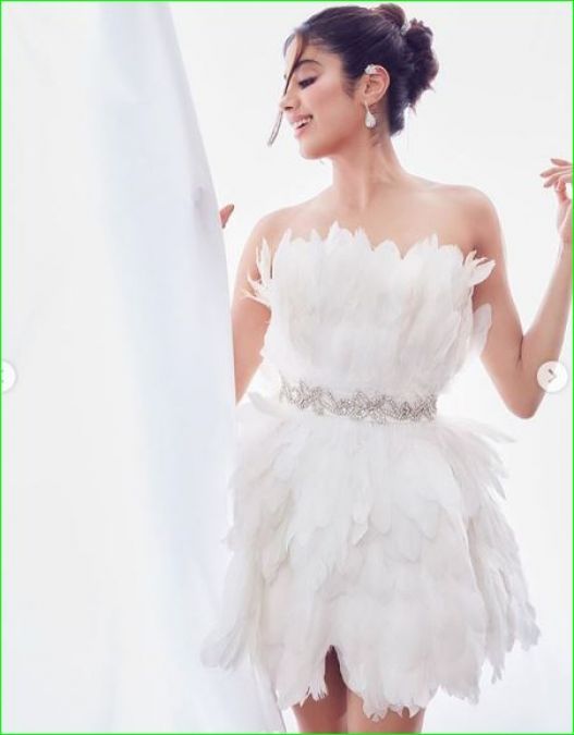 Janhvi Kapoor seen in hot white feather dress; looks like a fairy