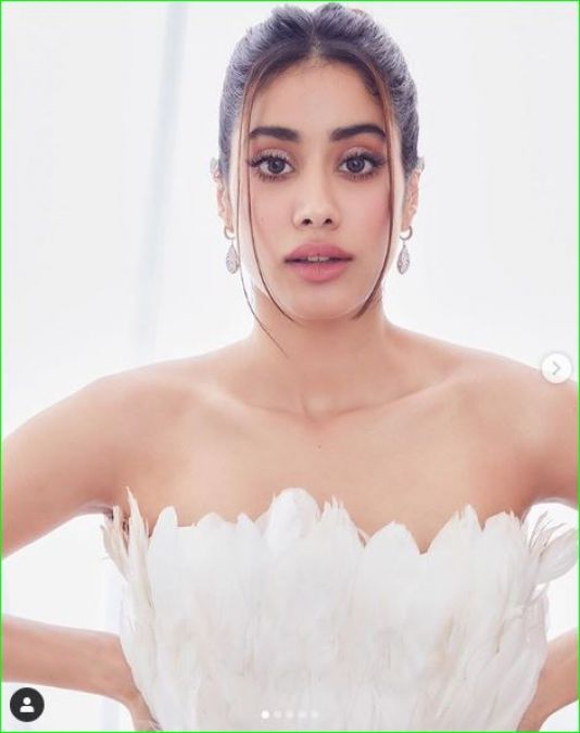 Janhvi Kapoor seen in hot white feather dress; looks like a fairy
