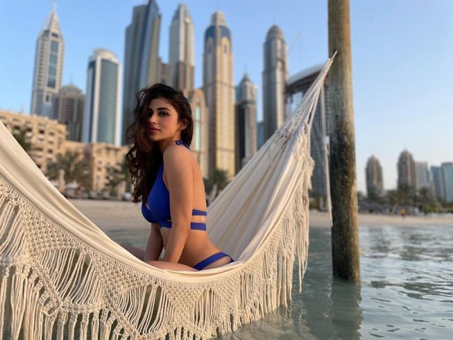 Wearing a blue bikini, Mouni Roy gave a killer pose in the beach, seeing the photo