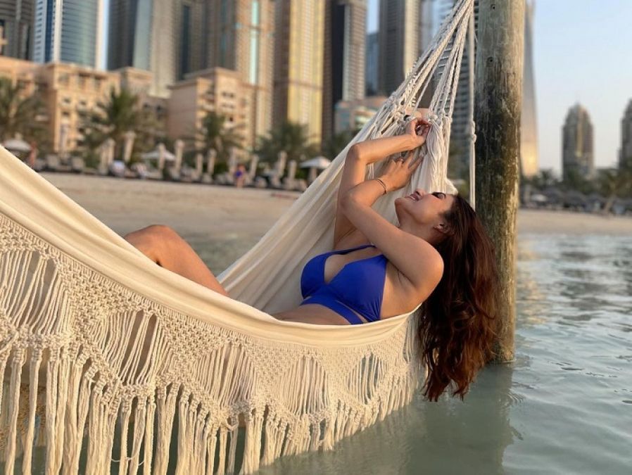 Wearing a blue bikini, Mouni Roy gave a killer pose in the beach, seeing the photo