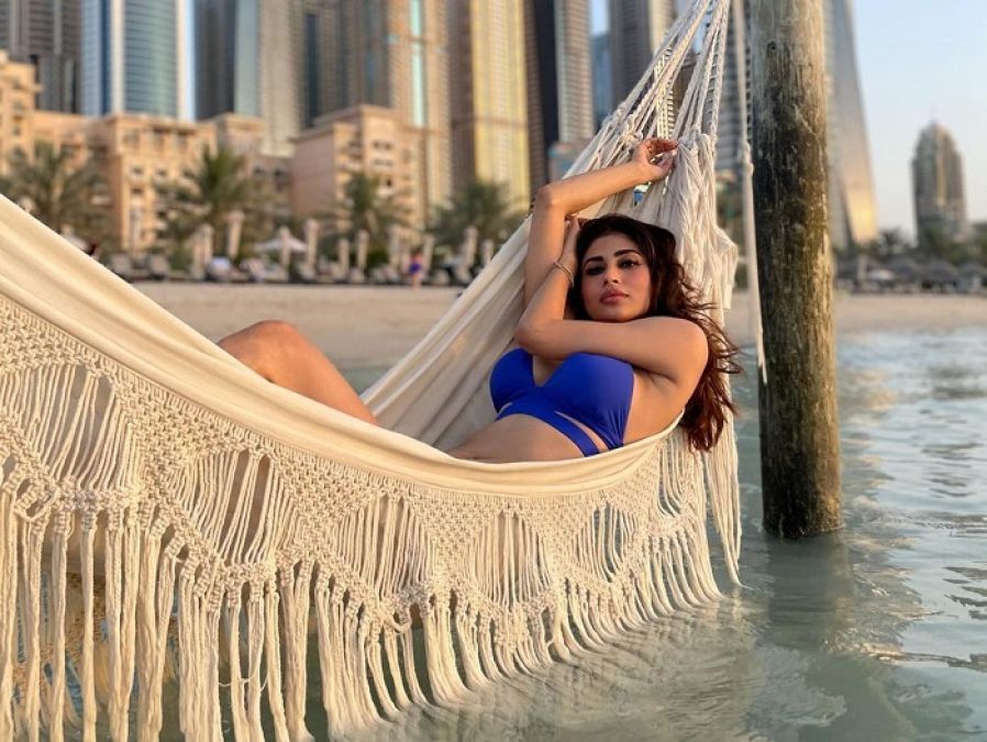 Wearing a blue bikini, Mouni Roy gave a killer pose in the beach, seeing the photo