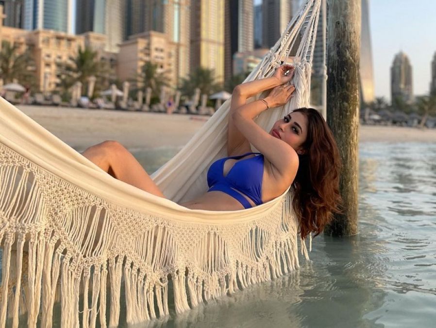 Wearing a blue bikini, Mouni Roy gave a killer pose in the beach, seeing the photo