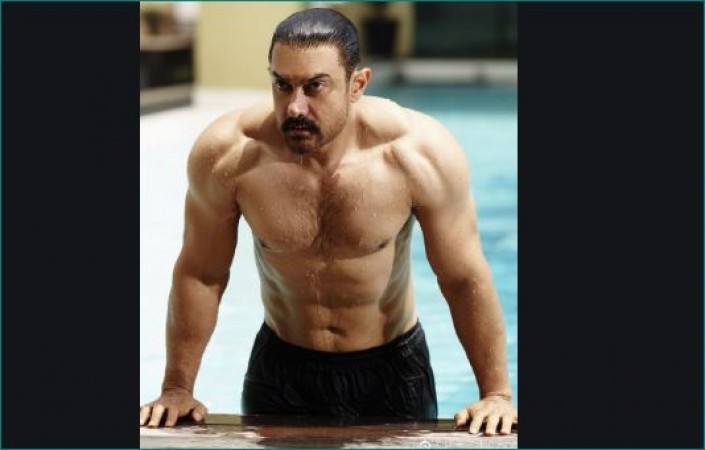 शर्टलेस हुए आमिर खान, देखकर नहीं कहेंगे हो चुके हैं 55 के