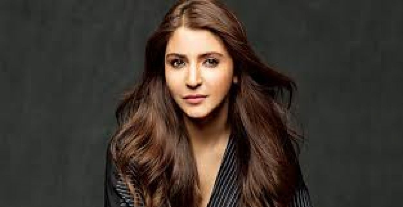 Actress Anushka Sharma spotted with a luxury bag at the airport, will be surprised to know its price