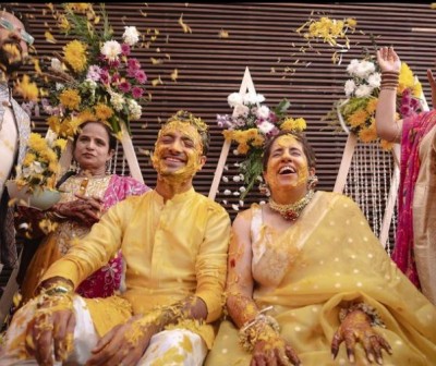 हल्दी सेरेमनी में बहुत खुश नजर आए गुनीत मोंगा और सनी कपूर, आज है शादी