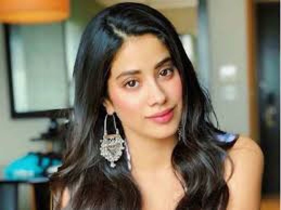 Janhvi Kapoor looks attractive in red dress, fans are praising