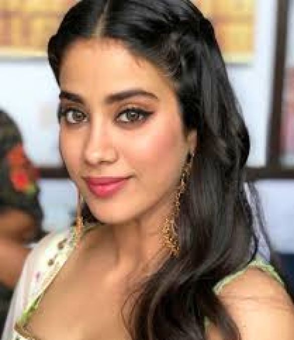 Janhvi Kapoor looks attractive in red dress, fans are praising