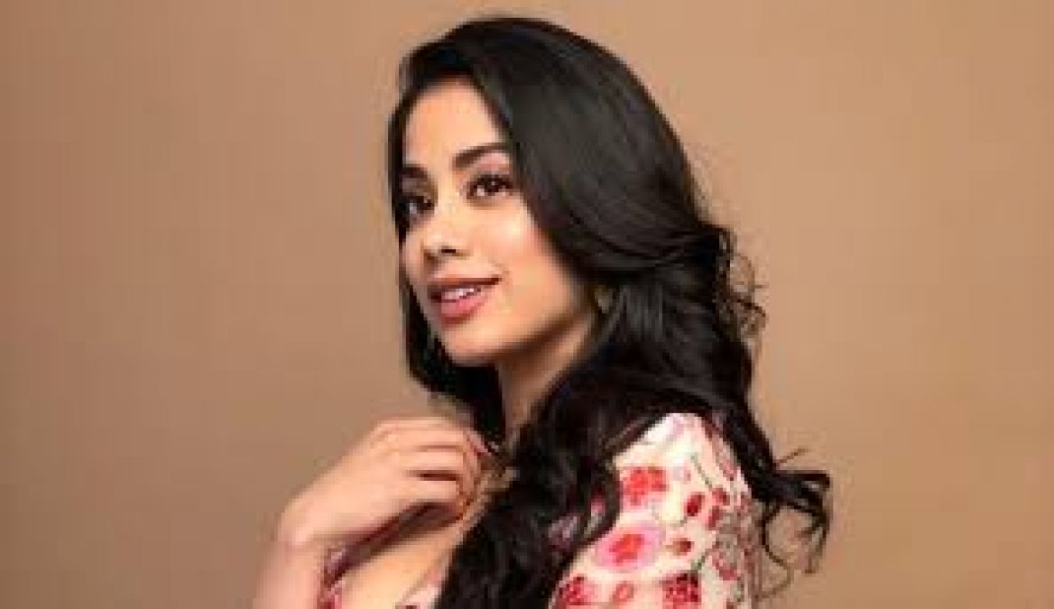 Janhvi Kapoor looks attractive in red dress, fans are praising