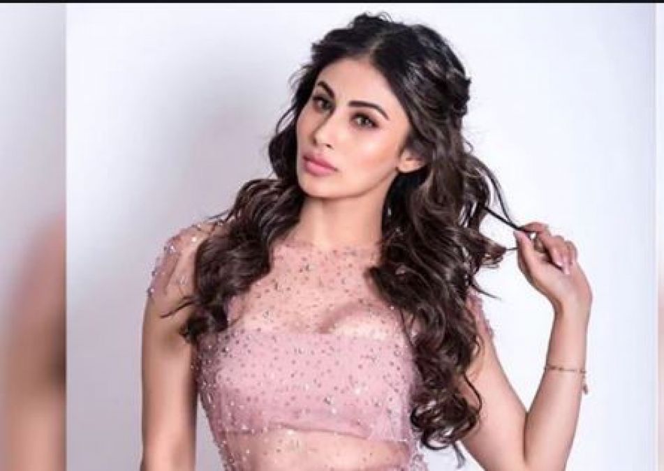 Mouni Roy shared hot and sexy photos, looks amazing in black dress