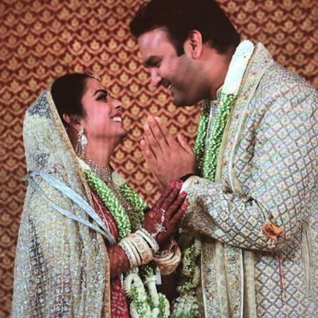 प्रियंका और दीपिका को पीछे छोड़ ईशा अंबानी बनी सबसे खूबसूरत दुल्हन, देखते ही पति आनंद ने जोड़ लिए हाथ