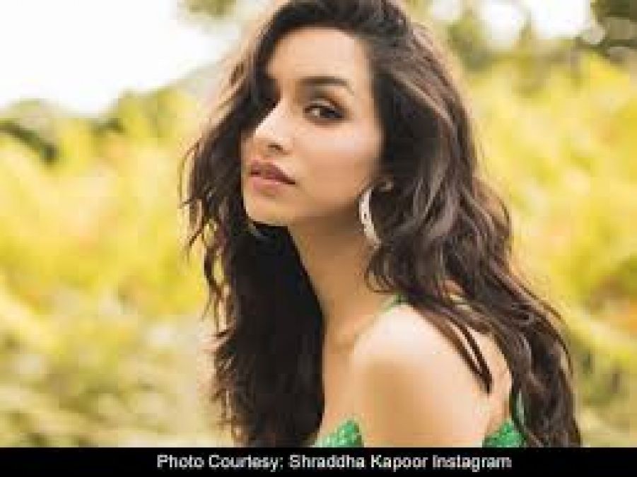 Shraddha Kapoor shares old picture on parents' wedding anniversary