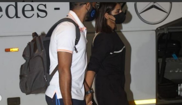 बेटी वामिका के साथ एयरपोर्ट पर स्पॉट हुए अनुष्का शर्मा, विराट बोले- 'फोटो मत लेना'