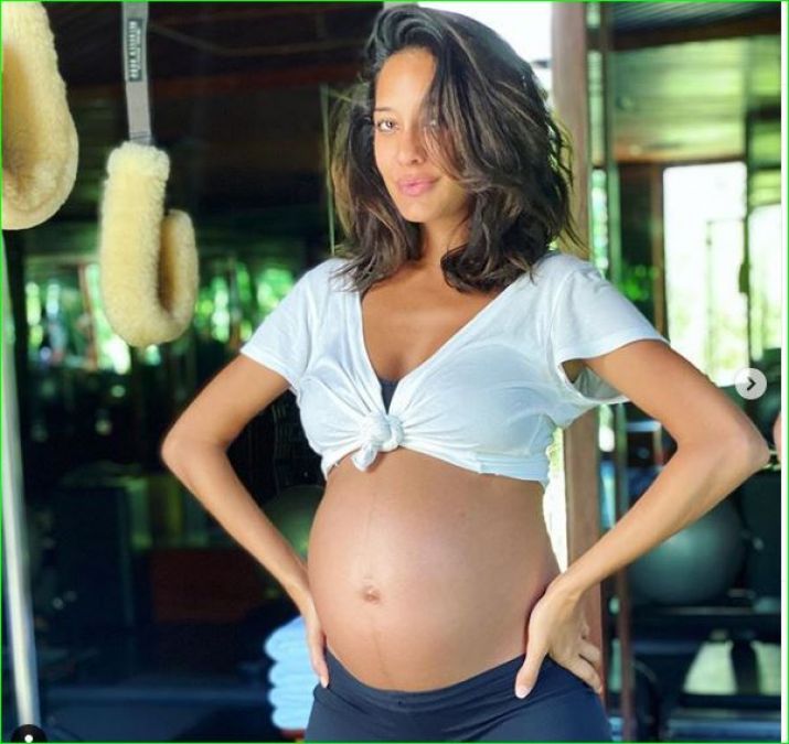 Lisa Haydon flaunts baby bump, check out pictures here