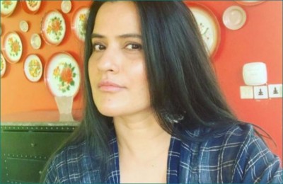 Sona Mohapatra slams Netizen for making obscene comment on her father