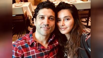 फरहान अख्तर ने अपनी गर्लफ्रेंड के साथ शेयर की बेहद रोमांटिक फोटो