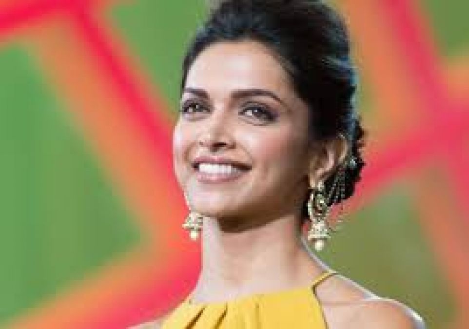 Deepika Padukone Left Intrigued With Fans Phone, Asks, 'Can I Use It Please?', watch video here