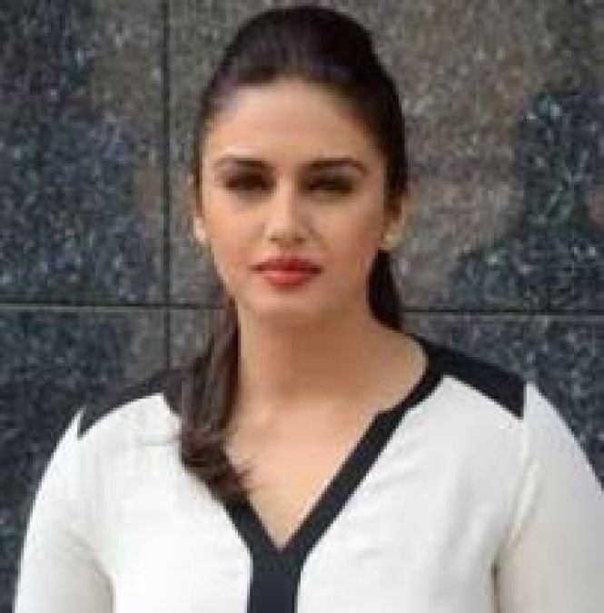 Huma Qureshi looks ravishing in red outfit, photo goes viral