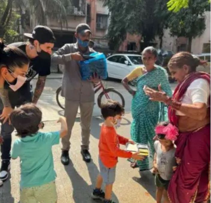Sunny Leone's sons feeding poor on Christmas, photos go viral