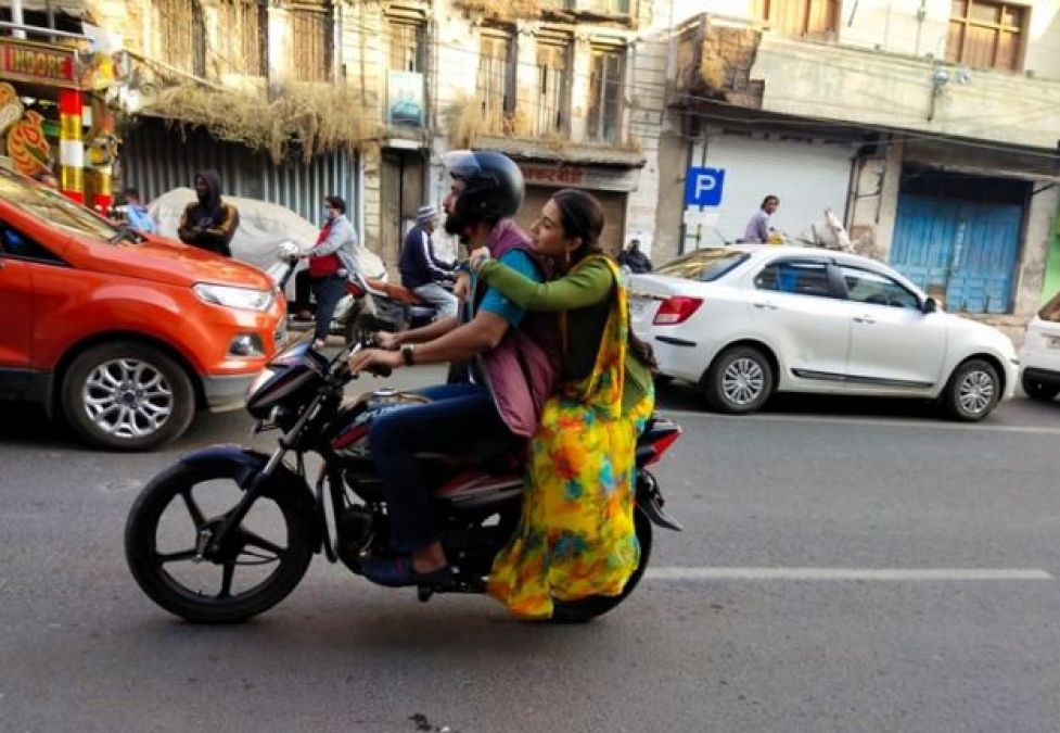 इंदौर की सड़कों पर रोमांस करते दिखे विक्की-सारा, फोटोज वायरल