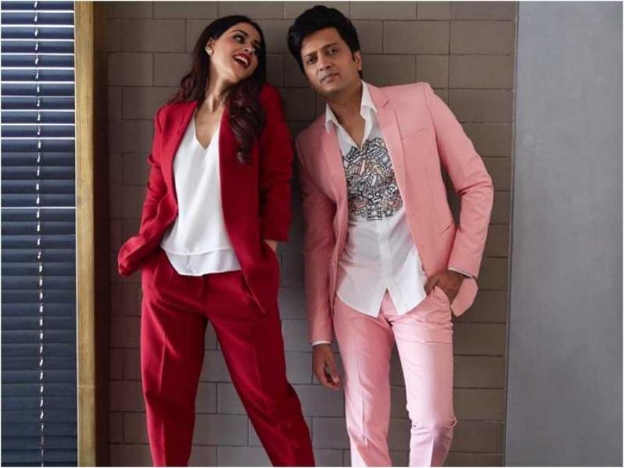 Riteish Deshmukh helps wife to tie knot, video goes viral