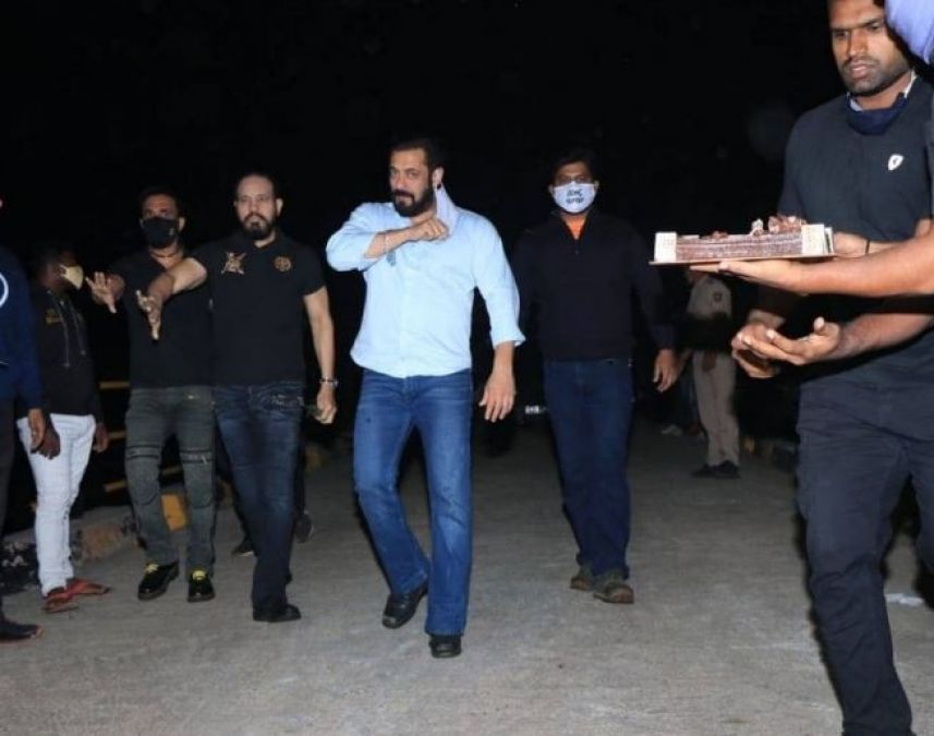 Salman Khan celebrates birthday at his farmhouse, See pics