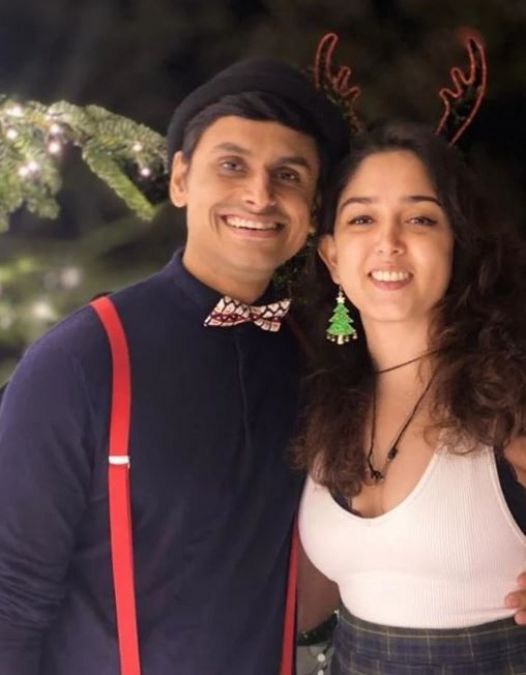 Ira Khan gets romantic between Christmas party, kisses boyfriend