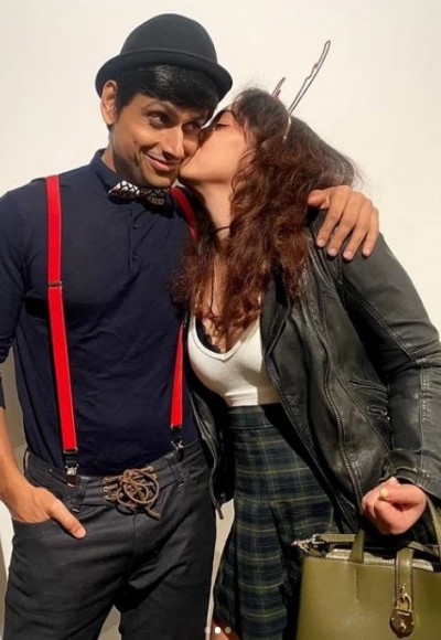 Ira Khan gets romantic between Christmas party, kisses boyfriend