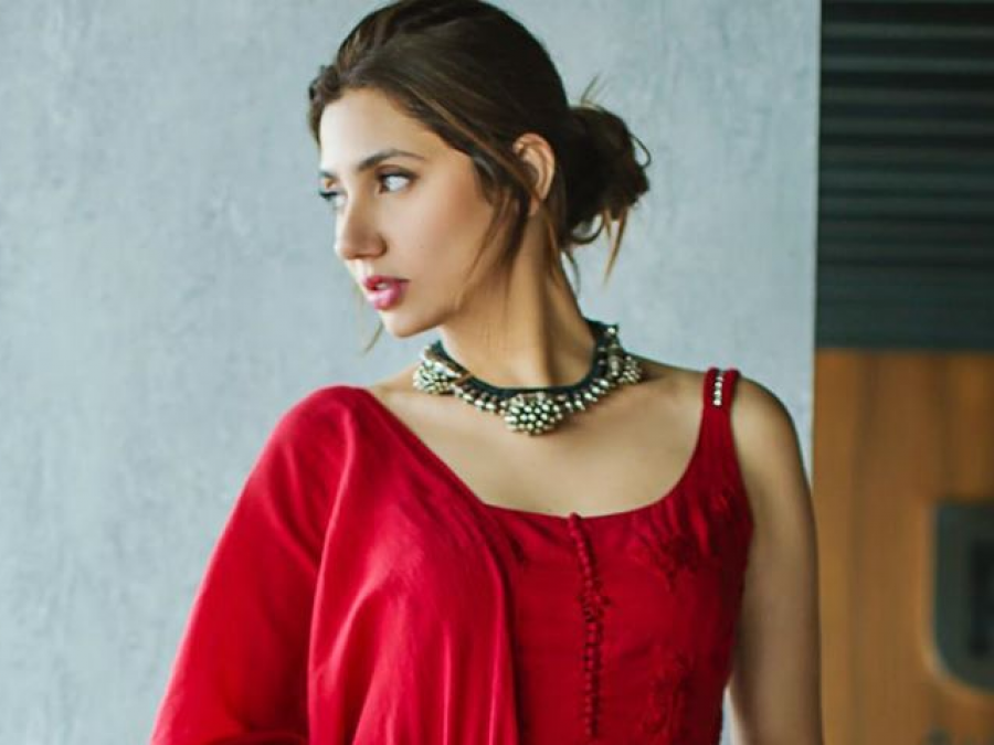 Mahira Khan breaks internet with her hot and sexy avatar, photos goes viral