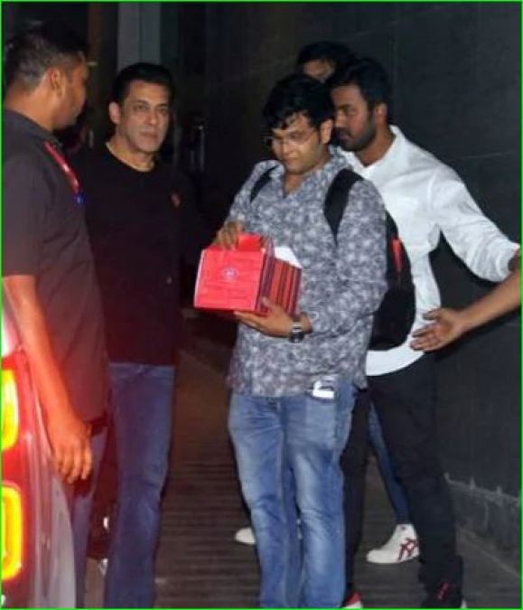 Fan brought cake for Salman Khan, photo goes viral