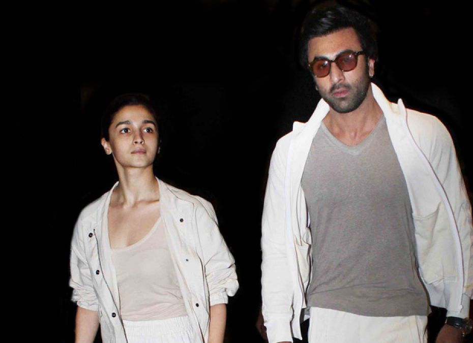 This couple of Bollywood leaves for new year celebration, see photos