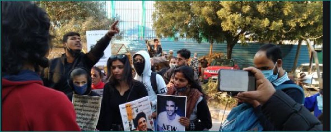 दिल्ली सीबीआई ऑफिस के बाहर सुशांत के फैंस ने किया प्रदर्शन
