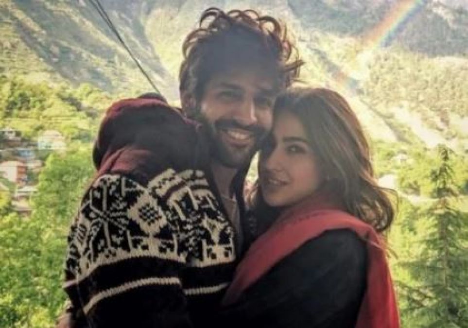 Sara shares her picture with her mother and Kartik Aaryan