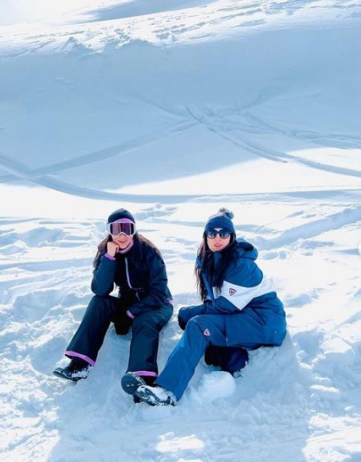 Sara Ali Khan enjoys vacation in Kashmir's litigants with brother