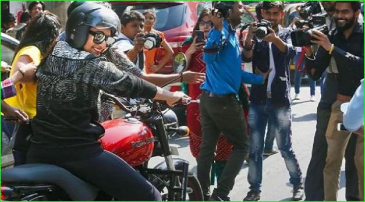 Sonakshi arrives in Kareena's show riding a bike, fans following her