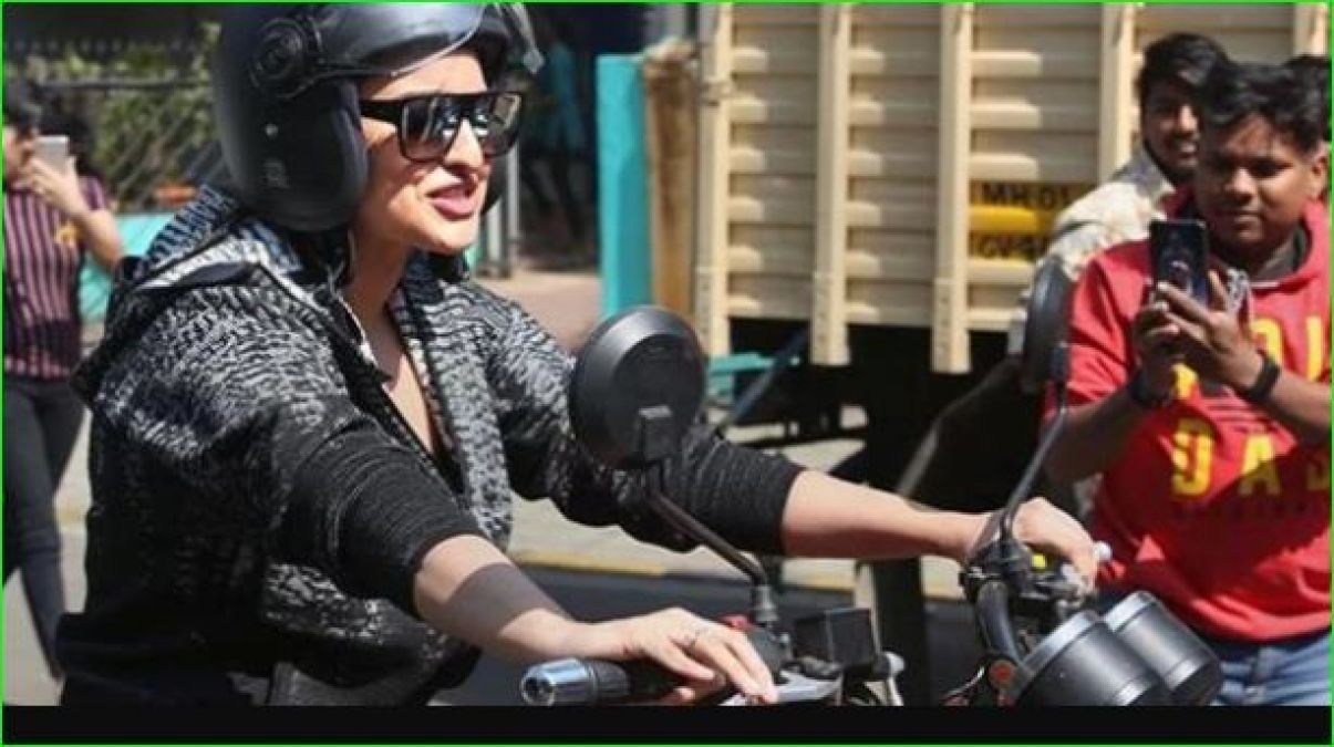 Sonakshi arrives in Kareena's show riding a bike, fans following her