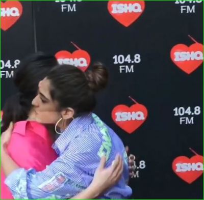 Kareena hugs stepdaughter, users praises- 'Amrita's upbringing...'