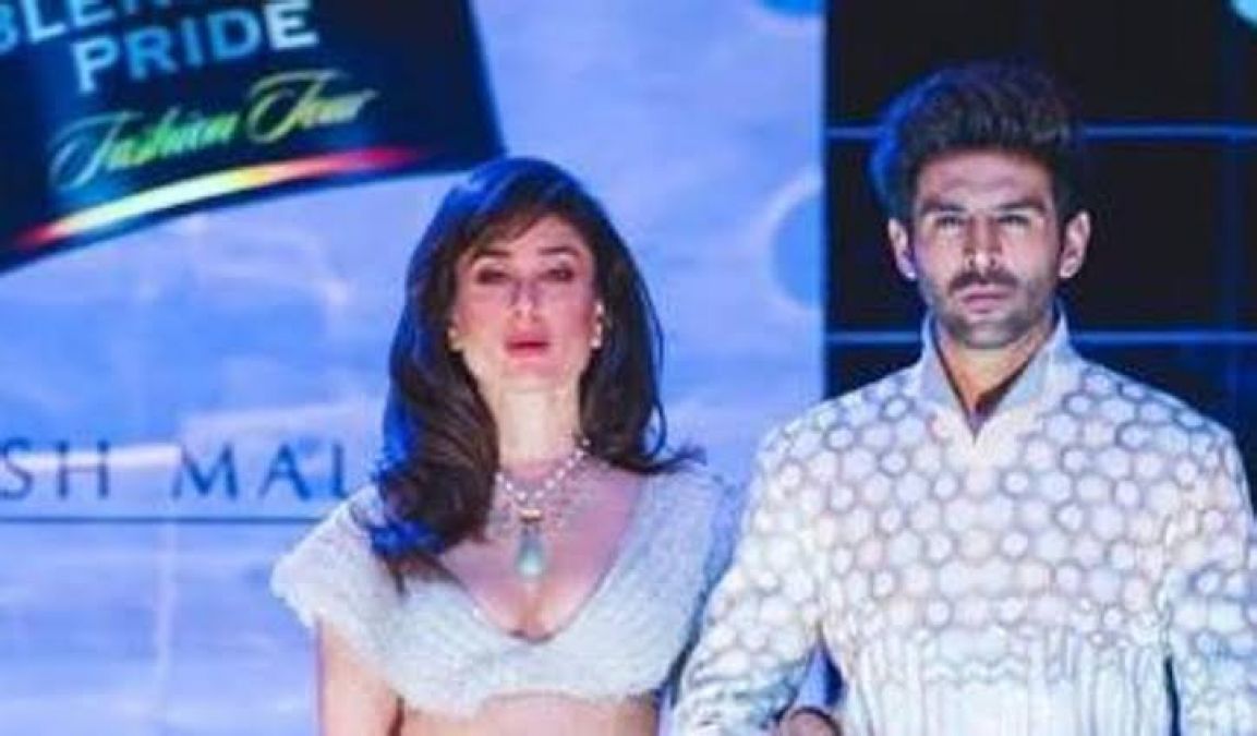 Kareena poses with Kartik on ramp walk, Bebo looks gorgeous in white gown