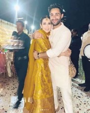 Karisma Kapoor spotted in traditional clothes in brother's mehndi ceremony