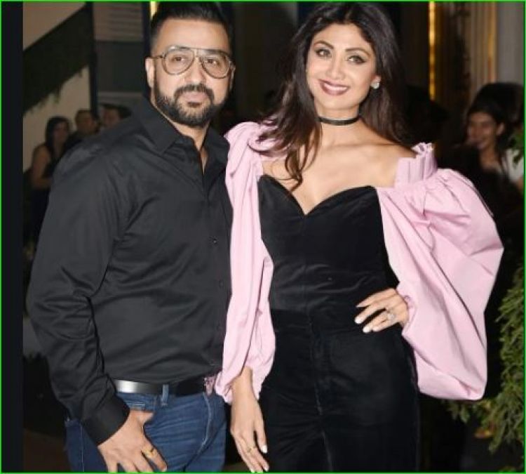 Shilpa Shetty arrives at the restaurant to celebrate her sister's birthday, husband is also seen
