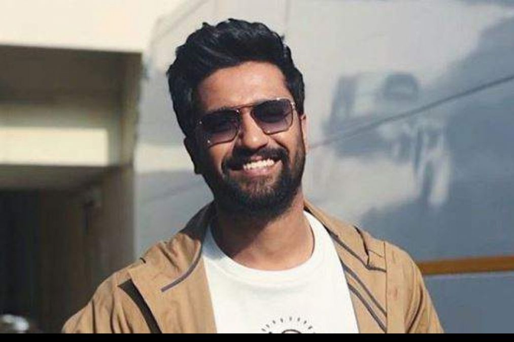 Female fan gives Samosa-Jalebi to Vicky Kaushal, actor responses