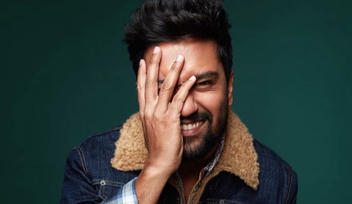 Female fan gives Samosa-Jalebi to Vicky Kaushal, actor responses