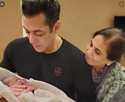 This photo of Arpita with Ahil and Aayat goes viral, check out pics here