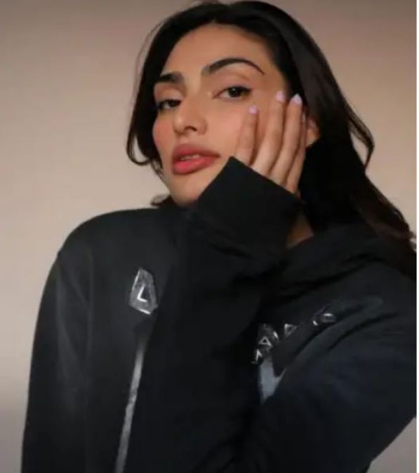 Athiya poses wearing boyfriend KL Rahul's hoodie, cricketer comments