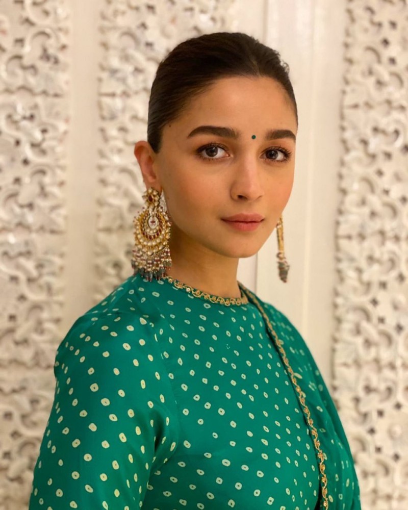 Alia Bhatt attended Armaan Jain's wedding reception, looks pretty in Indian attire