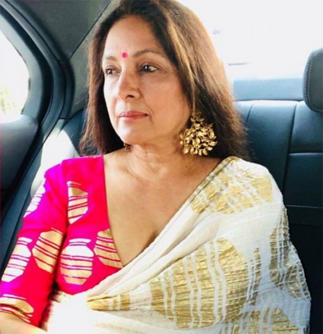 Neena Gupta looks beautiful in red saree, shared picture on social media